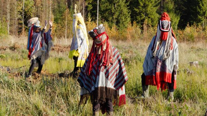 Attēls rakstam: Pieci aktieri, koris un Latvijas putni: Jūrmalā skatāma dokumentālā filma "Visi putni skaisti dzied"