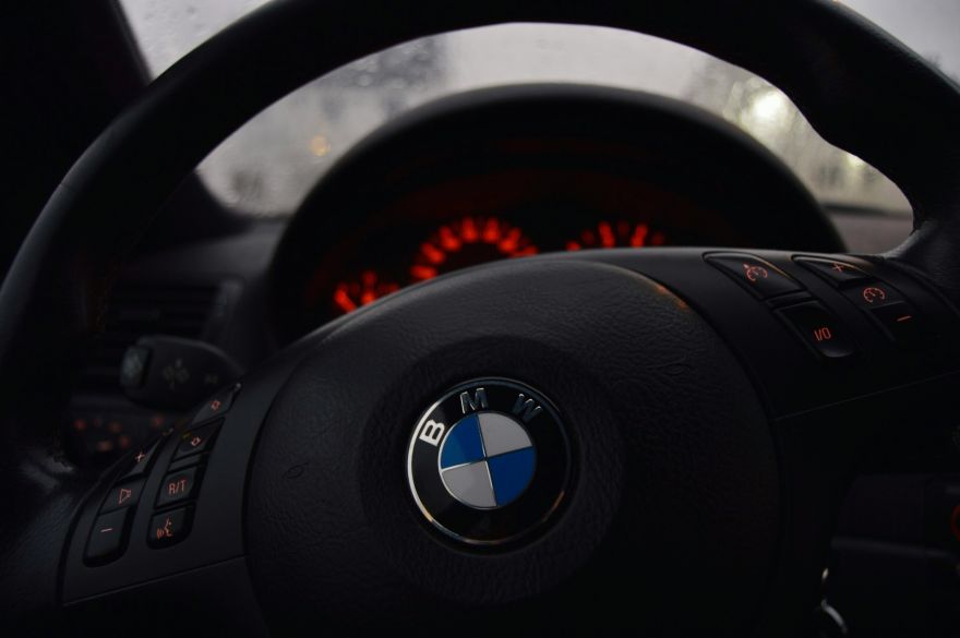 "Piedod, brāli!" Ķekavas pusē BMW ielido grāvī
