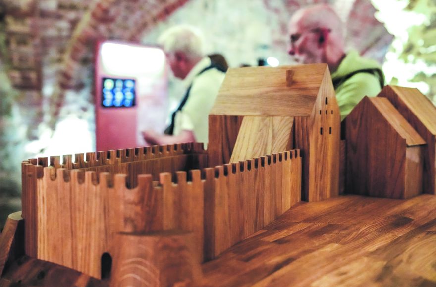 Pieķēdētas grāmatas, ieroči un alus: kāda patiesībā bija dzīve Livonijas pilīs