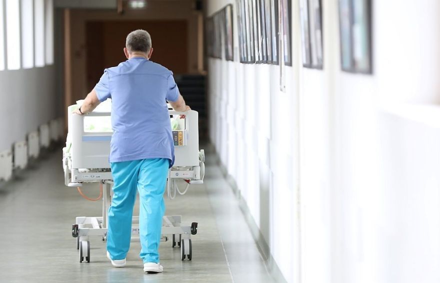 Piektdien sarucis kopējais ar Covid-19 stacionēto pacientu skaits, reģistrēts jaunu inficēšanās gadījumu rekordskaits