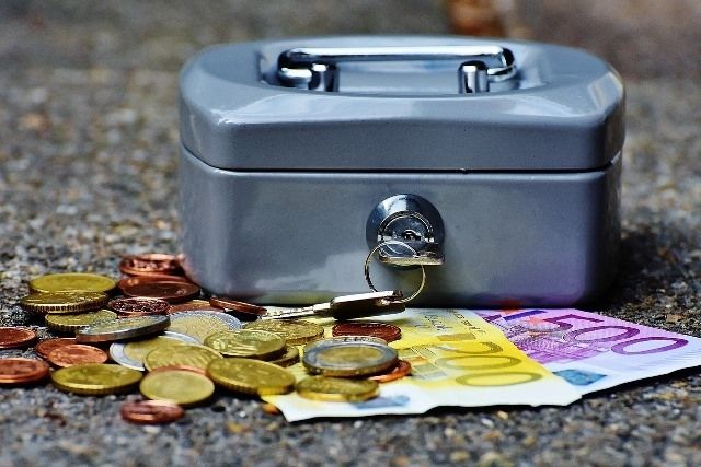 Pieļauj jaunas nodevas uzlikšanu ātro kredītu nozarei