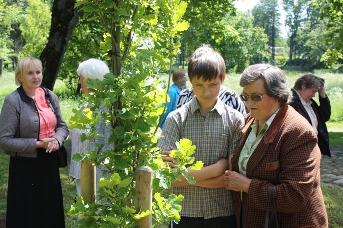 Pieminot deportācijās skartos, Ropažu parkā stāda Likteņdārzu