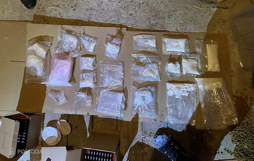 Pierīgā aizturēti trīs vīrieši par narkotisko vielu izgatavošanu un realizāciju lielā apmērā