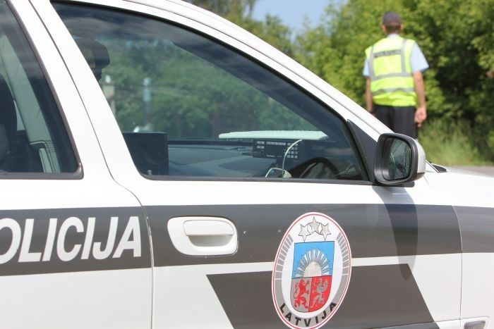 Pierīgā avarējuši autovadītāji un motocikla braucējs