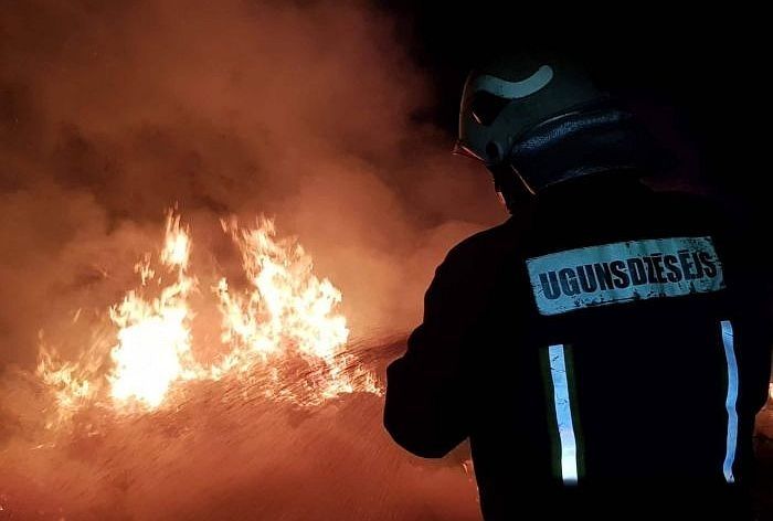 Pierīgā degusi kūts, šķūnis, dārza māja un vieglā automašīna