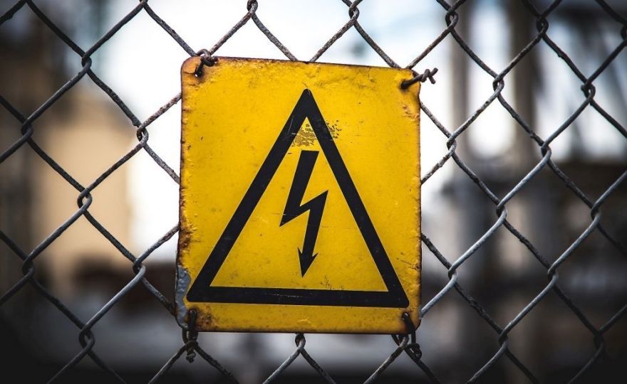 Pieskaroties bojātam ūdenssūknim, no elektrotraumas gājis bojā seniors