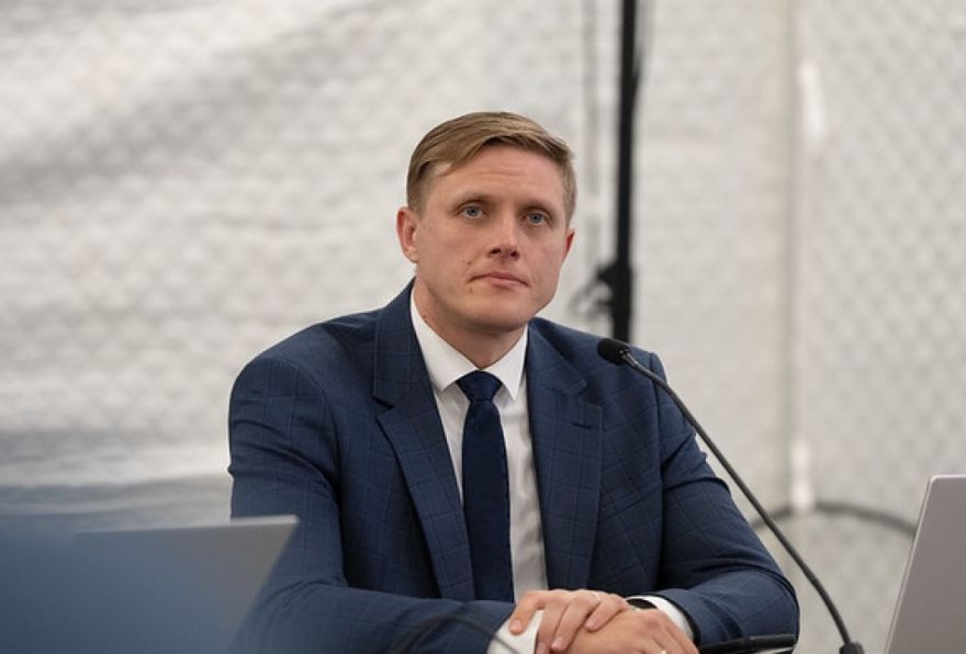 Pikets pie Saeimas un karstas debates: Dombrava tomēr saglabā ministra krēslu