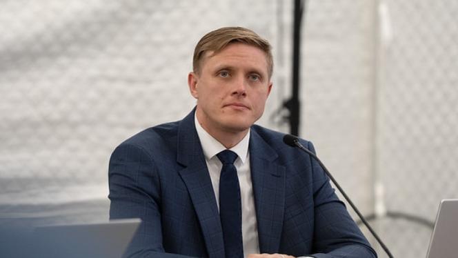 Attēls rakstam: Pikets pie Saeimas un karstas debates: Dombrava tomēr saglabā ministra krēslu