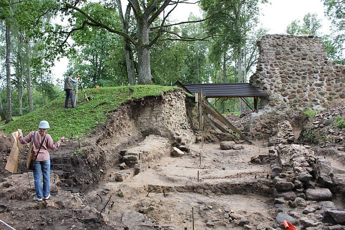 Pilsdrupu izpēte Ropažu vēsturi parāda jaunā gaismā