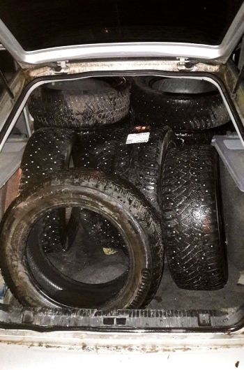 Piņķos aizturēts autovadītājs ar divpadsmit zagtām automašīnu riepām