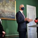 Attēls rakstam: Plāno atļaut strādāt gan frizieriem, gan manikīra meistariem, vai liegt to darīt visiem
