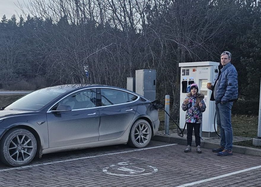 Plaši pieejama uzlāde – elektromobilitātes pamats