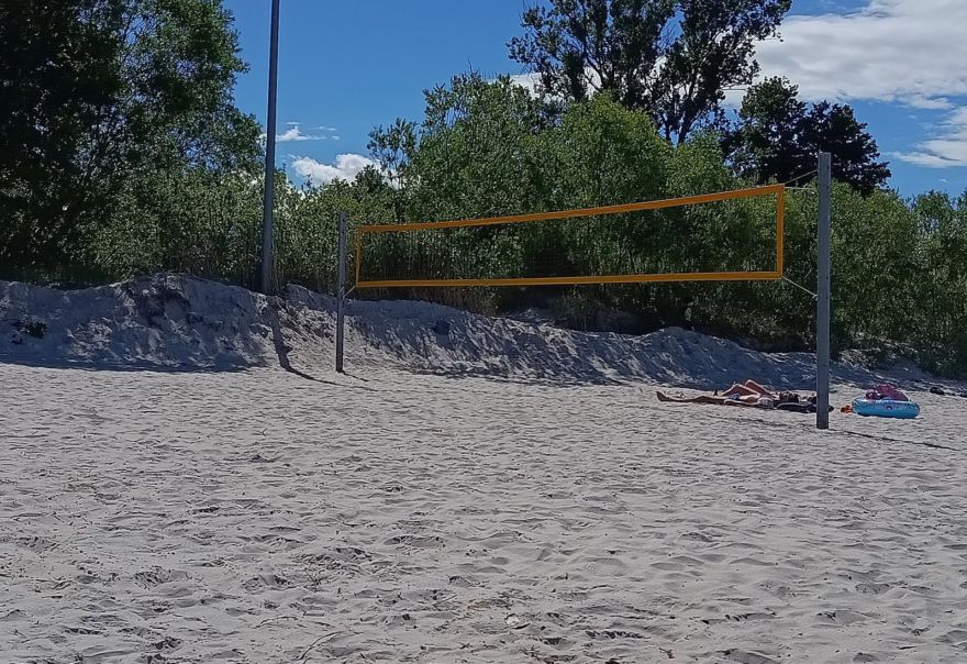 “Pludmale ir plaša!” Kauguros izceļas strīds volejbola laukumā