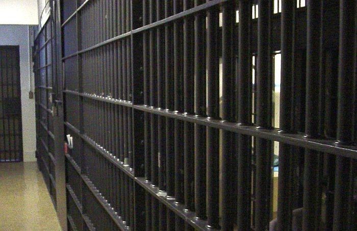 Policija aiztur vīrieti aizdomās par nepilngadīgo pamudināšanu iesaistīties seksuālās darbībās; lūdz atsaukties cietušos
