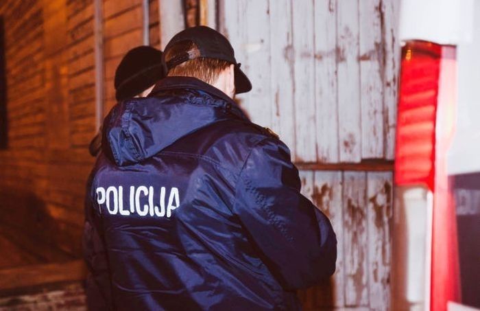 Policija aizturējusi četru personu grupu saistībā ar fiktīvu vakcināciju; aizturēto vidū ir medicīnas darbiniece