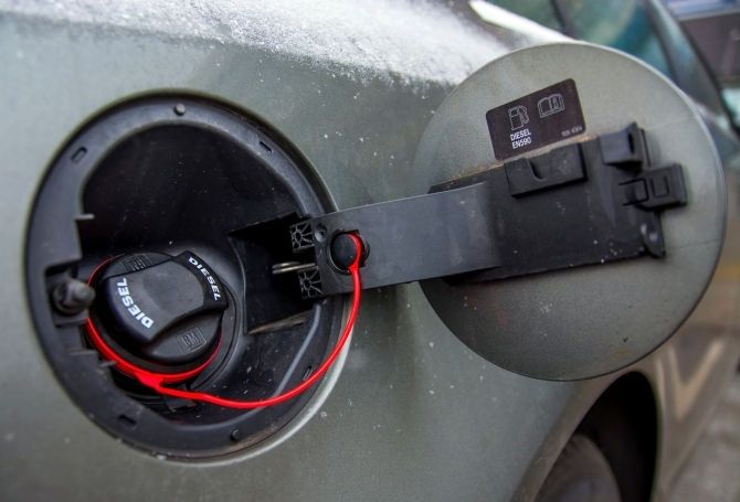 Policija aizturējusi vīrieti par mēģinājumu aizdedzināt automašīnu