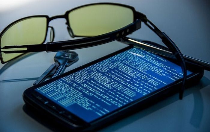 Policija brīdina par telefonkrāpniekiem, kuri uzdodas par banku darbiniekiem