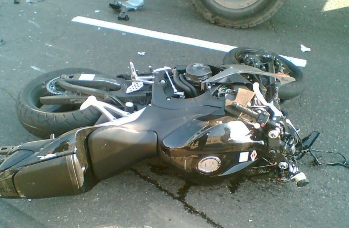 Policija meklē aculieciniekus motocikla un autobusa sadursmei Babītes novadā