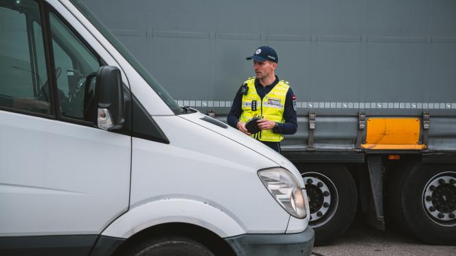 Attēls rakstam: Policija pie Salaspils aptur kravas auto - atklājas smagi pārkāpumi