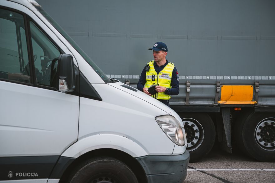 Policija pie Salaspils aptur kravas auto - atklājas smagi pārkāpumi