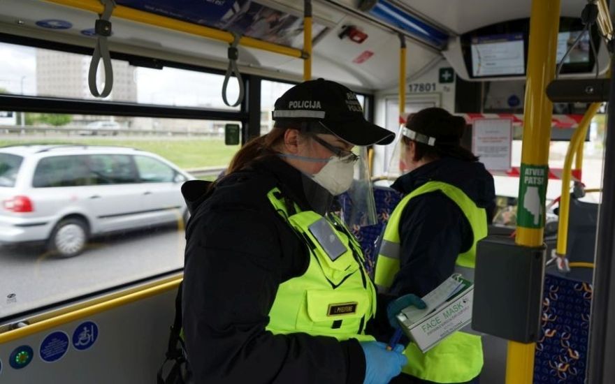 Policija šodien visā Latvijā pārbaudēs sabiedriskajā transportā konstatējusi 164 pārkāpumus par sejas masku nelietošanu