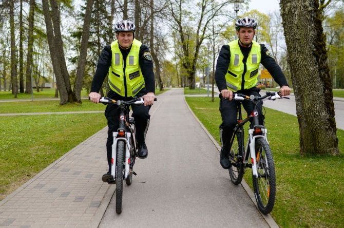 Policisti dodas velopatruļā Siguldas ielās