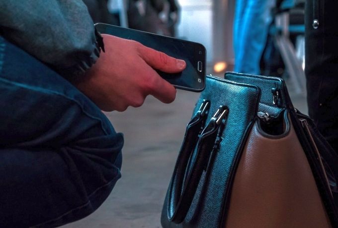 Policisti operatīvi aiztur garnadzi, kurš Jūrmalas vilcienā sievietei nozadzis rokassomiņu