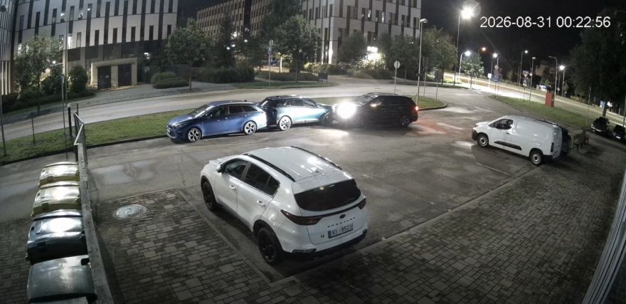 Postījumi autosalona teritorijā Mārupē – šoferis sasit vairākas mašīnas un aizmūk