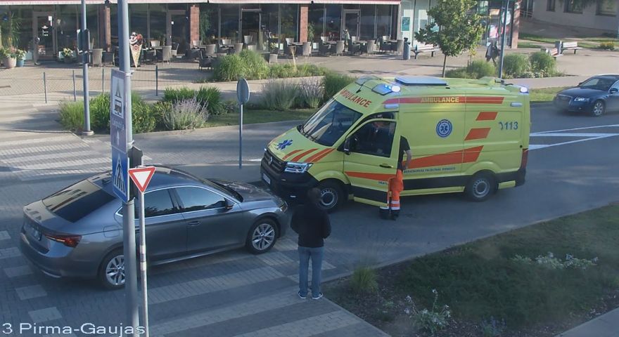 "Prāta aptumsums!" Soctīkls "vārās" par kārtējo negadījumu uz gājēju pārejas Ādažu novadā