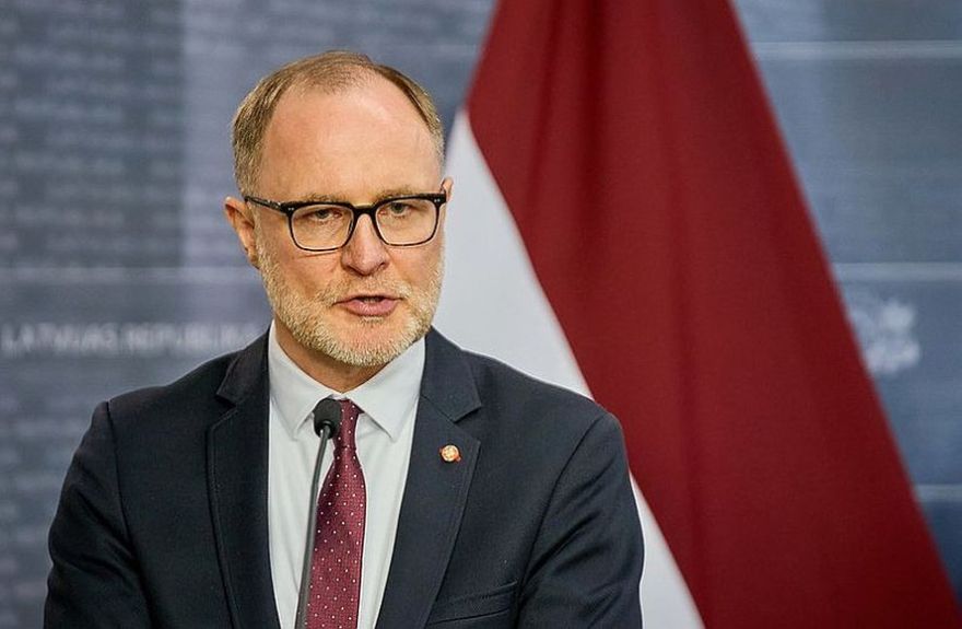 Premjere pieprasa Sprūda demisiju, aizsardzības ministra amatu uzaicinājusi ieņemt pulkvedi Melni