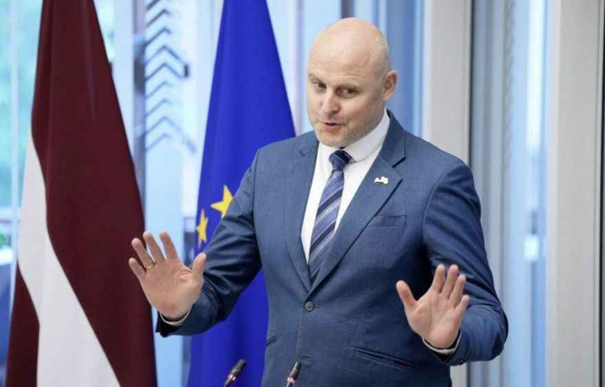 Premjers Kulbergs noteicis moratoriju - uz 30 dienām tiks apturēti daži lielie un dārgie iepirkumi