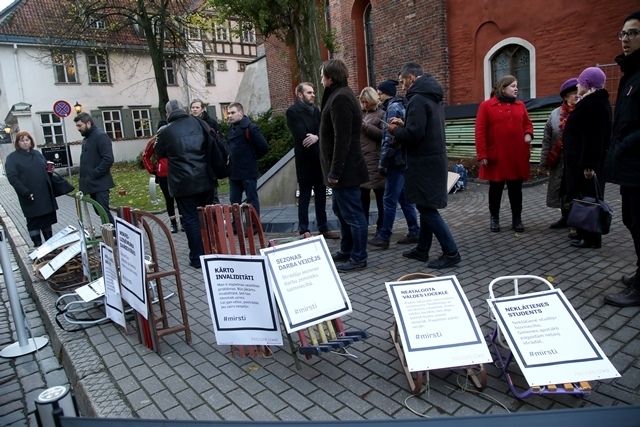 "Progresīvo" piketā ap 20 cilvēku pie Saeimas protestē pret veselības aprūpes pieejamības sasaisti ar sociālās apdrošināšanas iemaksām