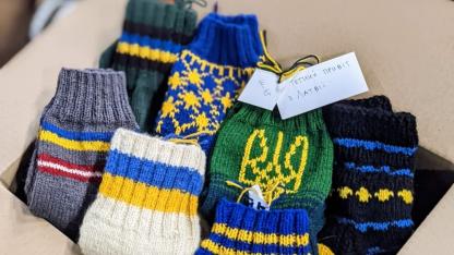 Attēls rakstam: Pustonna siltuma: šoziem Ukrainas karavīriem saziedoti vairāk nekā 500 kilogramu adījumu