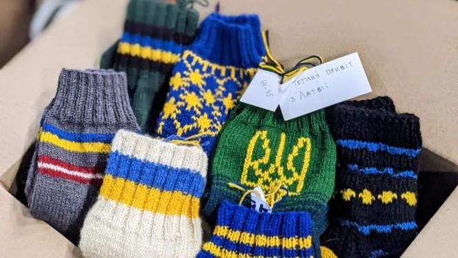 Attēls rakstam: Pustonna siltuma: šoziem Ukrainas karavīriem saziedoti vairāk nekā 500 kilogramu adījumu