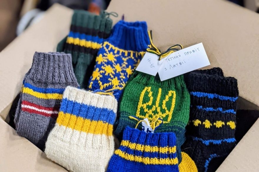 Pustonna siltuma: šoziem Ukrainas karavīriem saziedoti vairāk nekā 500 kilogramu adījumu