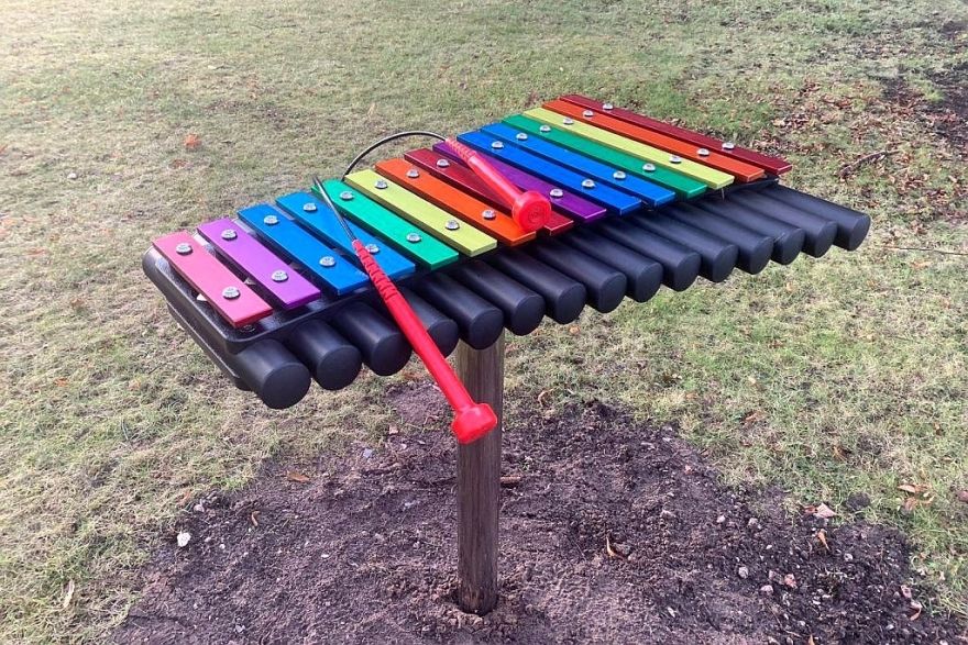 Radošai brīvā laika pavadīšanai dabā Piņķos uzstādīti āra mūzikas instrumenti