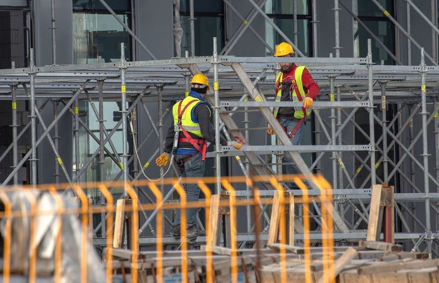 Raidījums: Drošības iestādes brīdina par riskiem Berģu apbūves projektā