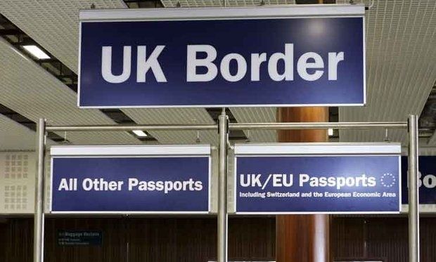 Raidījums: Lielbritānija sākusi stingrāk vērsties pret imigrantiem bez oficiālas dzīvesvietas vai darbavietas