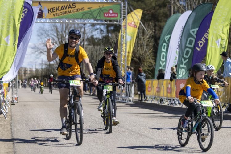 FOTO: Ķekavas velobrauciens kļūst arvien populārāks - jauns dalībnieku rekords