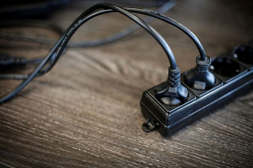 Remontējot elektroierīci, pusaudzis guvis elektrotraumu un piedzīvojis klīnisko nāvi
