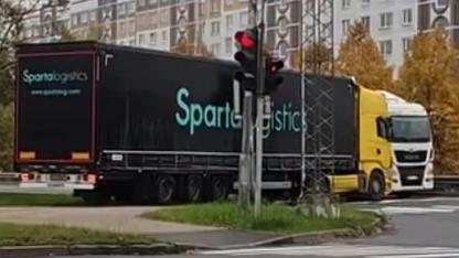 Attēls rakstam: Rīgā notikusi divu kravas automašīnu sadursme, apgrūtināta autobusu satiksme Ulbrokas virzienā