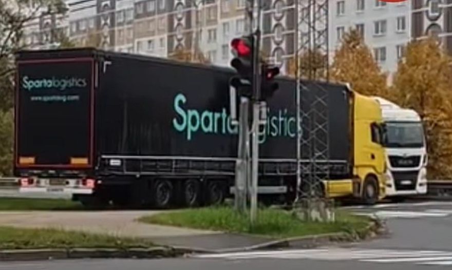 Rīgā notikusi divu kravas automašīnu sadursme; autobusu satiksme Ulbrokas virzienā atjaunota