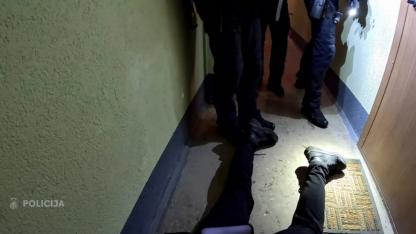 Attēls rakstam: Rīgā un Pierīgā plašā policijas operācijā aizturētas astoņas personas – sociālajos tīklos izplatās video ar šāvieniem līdzīgām skaņām
