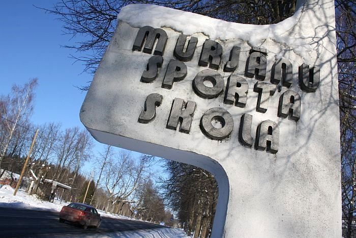 «Rīgas Apriņķa Avīze»: Murjāņu Sporta ģimnāzija uz slēgšanas robežas; Konflikts Ropažu katlu mājās