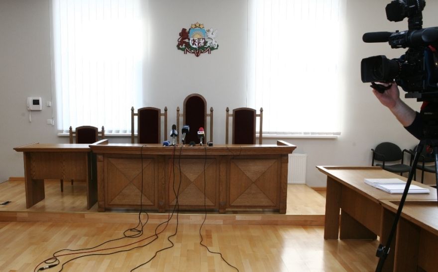 "Rīgas Apriņķa Avīzes" žurnālista dēļ tiesas sēdi pasludina par slēgtu