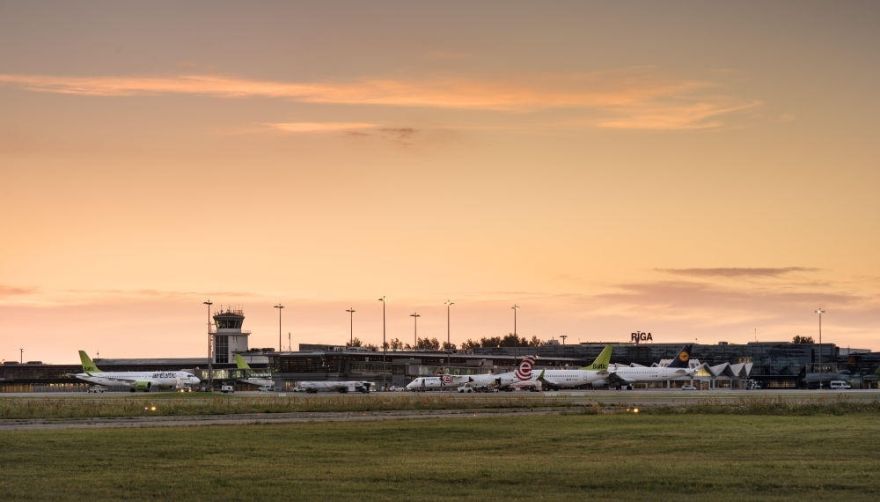 Rīgas lidostā paaugstinātas drošības apstākļos nolaidusies "airBaltic" lidmašīna