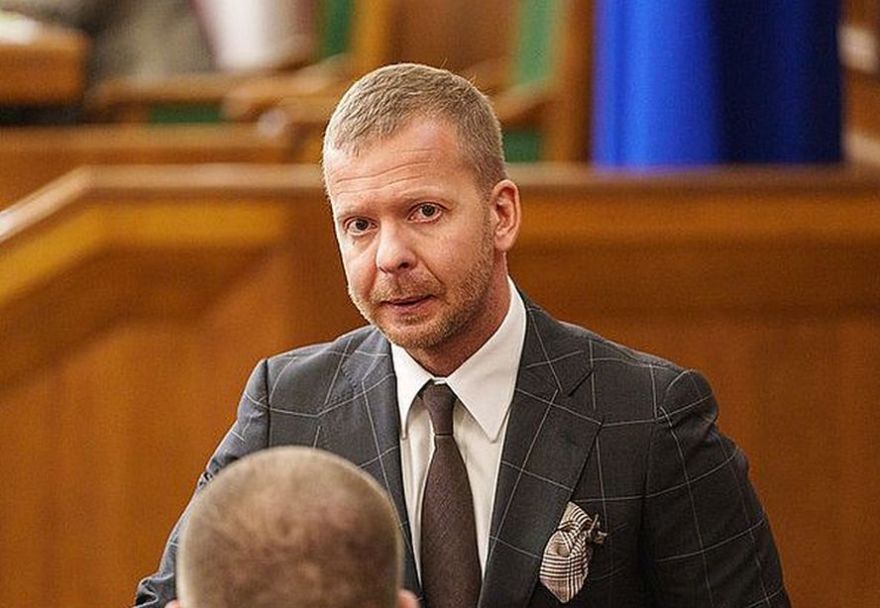 Rīgas tiesa nolemj apcietināt uz Baltkrieviju izbraukušo Rosļikovu (papildināta)