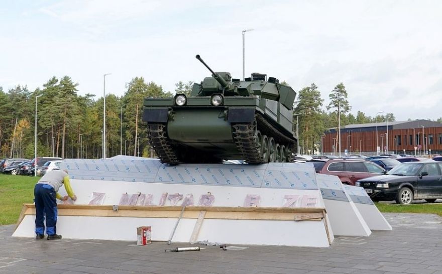 Rinkēvičam Kadagā topošā "militarizētās tēlniecības kompozīcija" liekas bezgaumīga