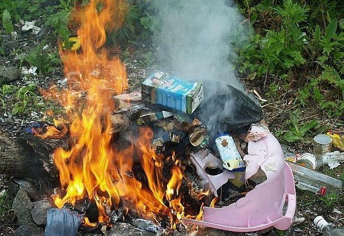 Ropažos, Babītē, Ādažos un Jūrmalā deguši atkritumi