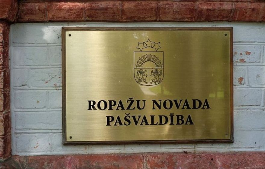 Ropažu dome aizvieto divus deputātus bez Covid-19 sertifikāta